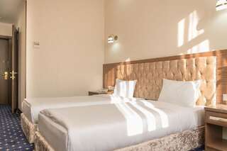 Отель Hotel Khanaka Türkistan Стандартный двухместный номер с 2 отдельными кроватями-3